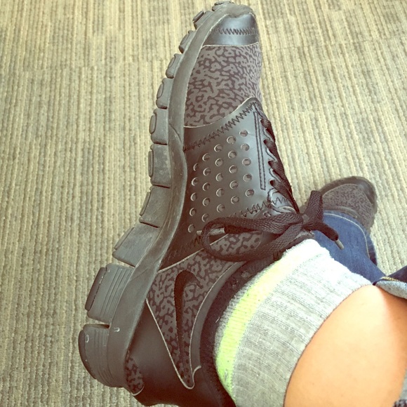 Nikes black leopard print