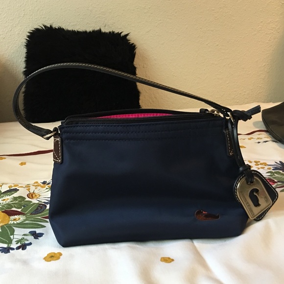 Super cute Dooney & Bourke mini shoulder bag - Picture 1 of 4