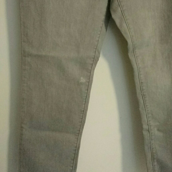 4/$20 Chico's platinum denim jeans 6P - Picture 2 of 4