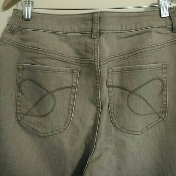 4/$20 Chico's platinum denim jeans 6P - Picture 4 of 4