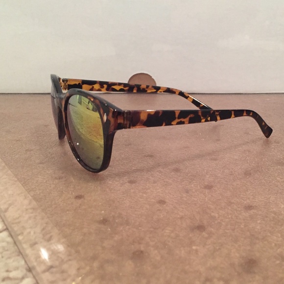 Sun glasses - Picture 2 of 3