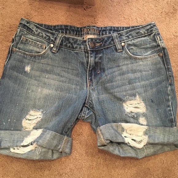 decree still in great condition size 7