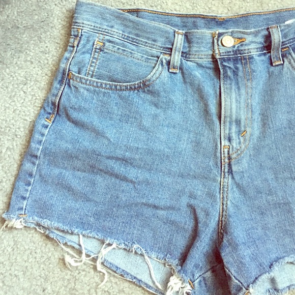High waisted Levi's shorts❤️💙