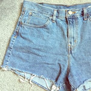 High waisted Levi's shorts❤️💙