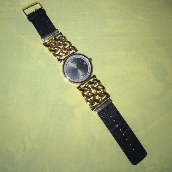 Gold watch, black face - Picture 2 of 3