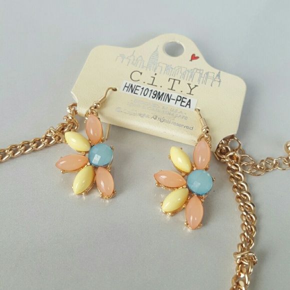SOLD! Stunning Statement Pastel Necklace Set - Picture 3 of 4