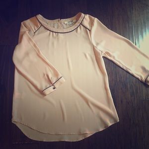 Nude blouse with leather piping.