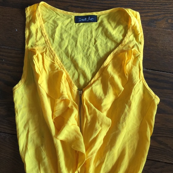 ❌❤️SOLD❤️❌Bright Sunshiny Yellow Ruffled Romper ☀️ - Picture 2 of 4