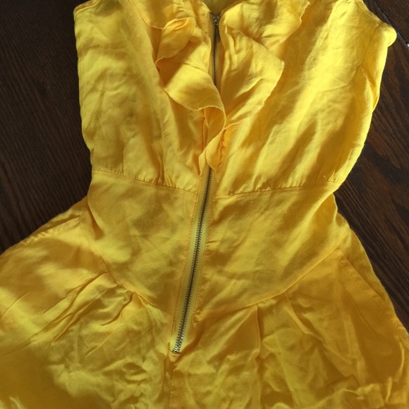 ❌❤️SOLD❤️❌Bright Sunshiny Yellow Ruffled Romper ☀️ - Picture 3 of 4