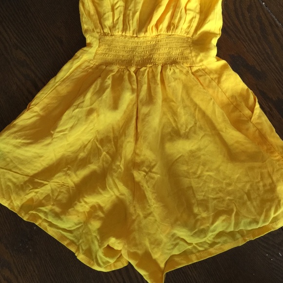 ❌❤️SOLD❤️❌Bright Sunshiny Yellow Ruffled Romper ☀️ - Picture 4 of 4