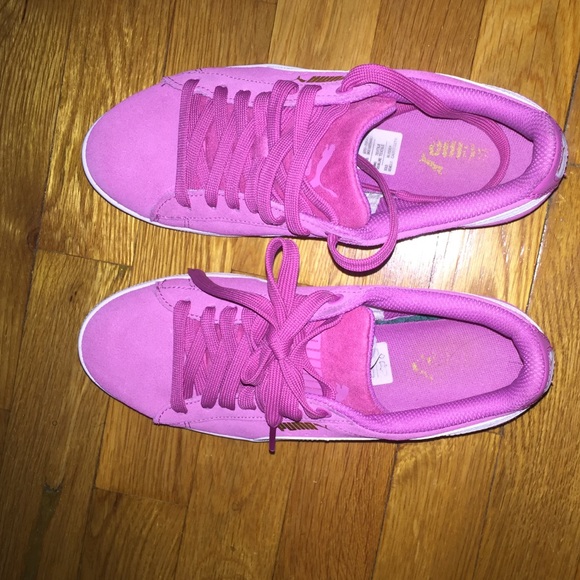 Suede pumas