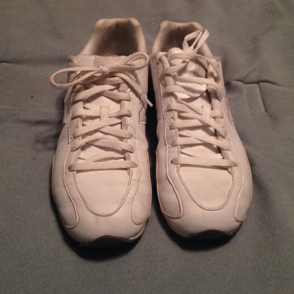 New balance tennis shoes