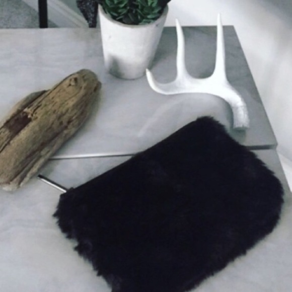 •faux-fur clutch• - Picture 2 of 4