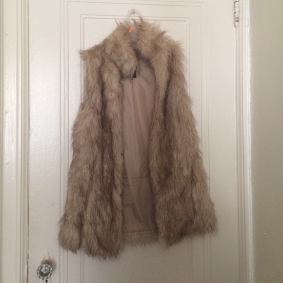 ✨ Faux Fur Vest ✨ - Picture 1 of 4