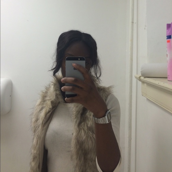 ✨ Faux Fur Vest ✨ - Picture 3 of 4