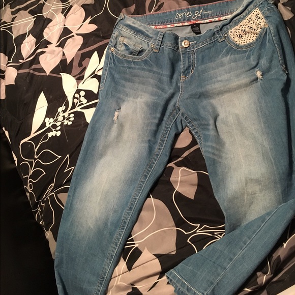 Crochet pocket distressed Capri