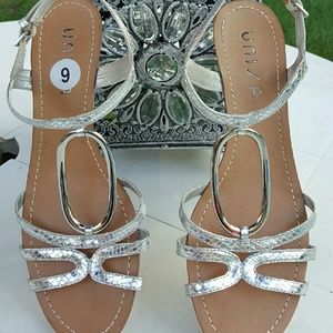 NWOT Unisa Silver Snakeskin Sandals