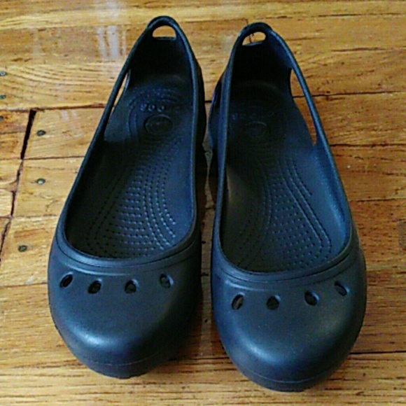 Black flat crocs size 7