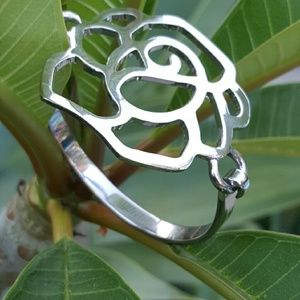 Lowest Price-NWOT Abstract Flower Bracelet