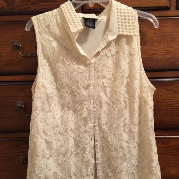 Beautiful beaded sleeveless blouse. - Picture 1 of 2
