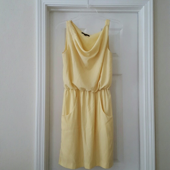 Sleeveless dress with pockets
