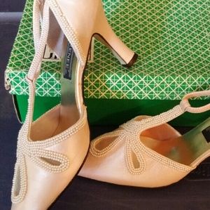 Regal size 9 pale pink trimmed in pearls