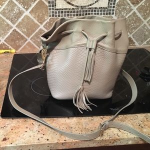 Gigi bucket bag with 2 straps.