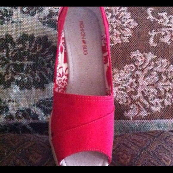 NWT
FASHION BUG POM POM RED CURRY FABRIc - Picture 2 of 3