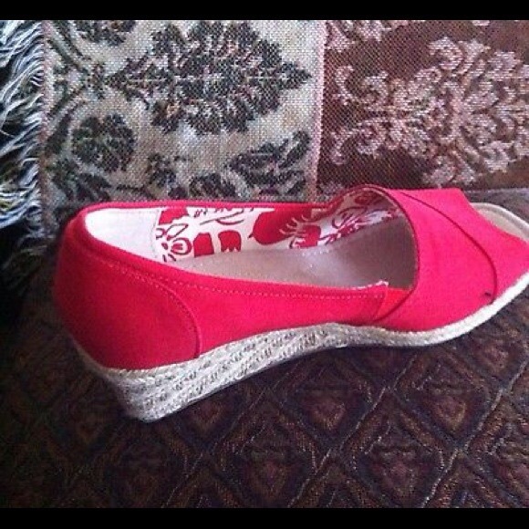 NWT
FASHION BUG POM POM RED CURRY FABRIc - Picture 3 of 3