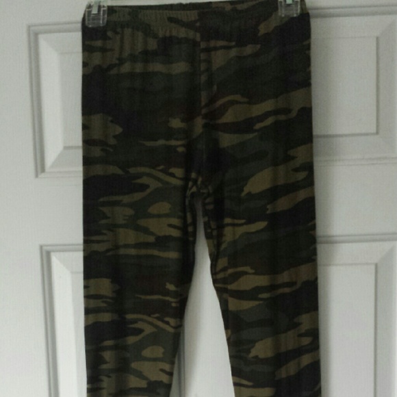 Soft stretchy camouflage print leggings