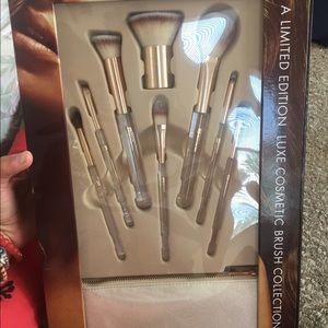 8 piece Makeup Brush Set with case included