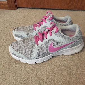 Nike tennis shoes