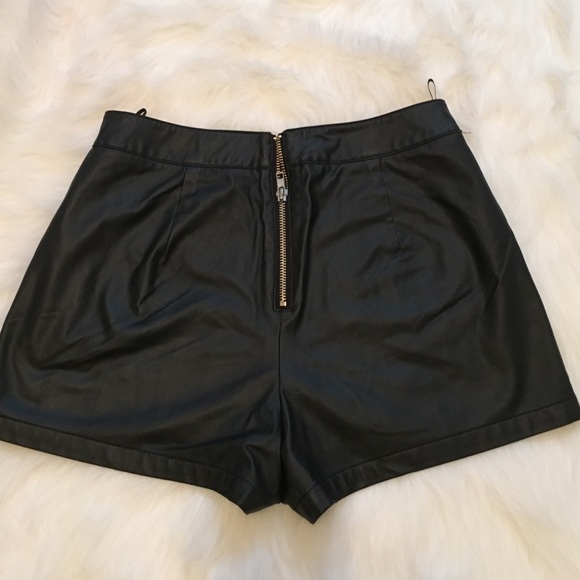 🎉Leather high waisted shorts🎉 - Picture 2 of 3