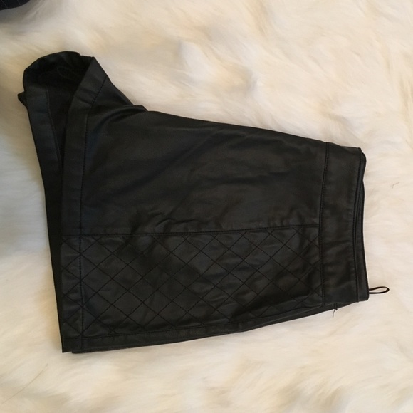🎉Leather high waisted shorts🎉 - Picture 3 of 3