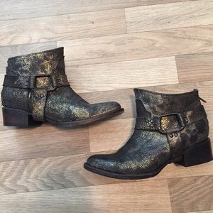 Freebird metallic low boots