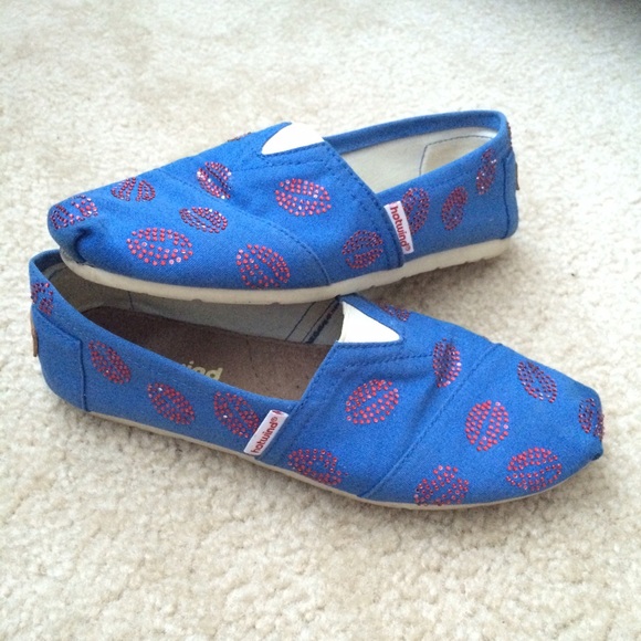 TOMS Shoes - Sold on Ⓜ️. canvas kisses slip on shoes 💋