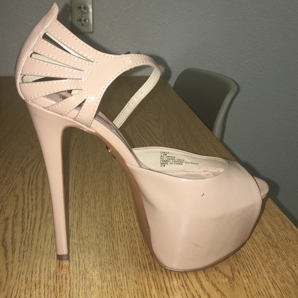 Size 7 1/2 Nude Betsey Johnson Pumps