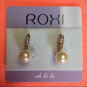 Beautiful Gold Pearl Earnings w/ accent