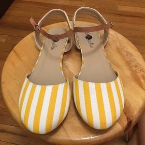 Adorable yellow sandals from modcloth size 7.5