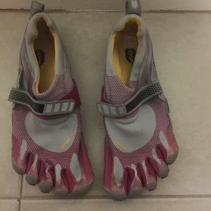 Vibram FiveFingers Womens Size 39 - 8 Pink Gray