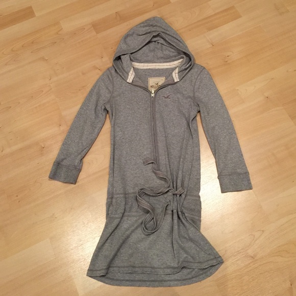 Grey quarter length sleeve shirt/sweat shirt.