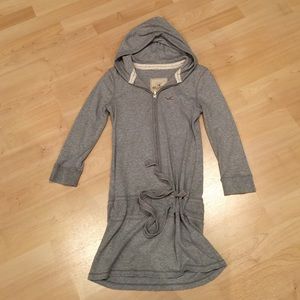 Grey quarter length sleeve shirt/sweat shirt.