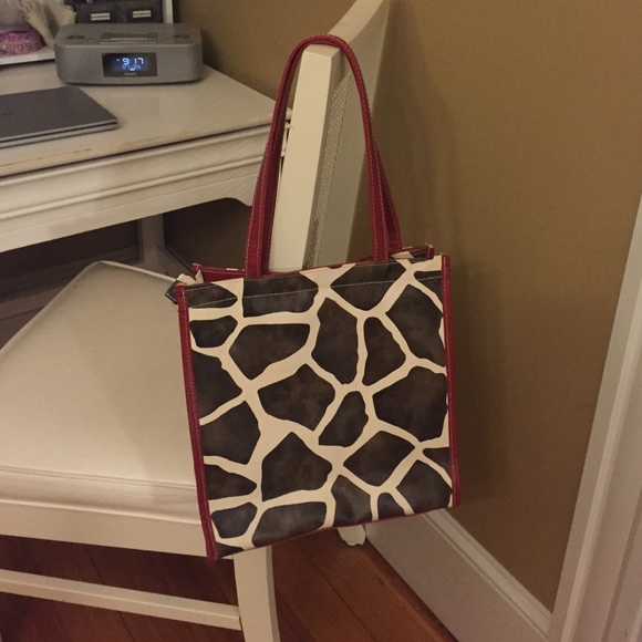 Giraffe Print Shoulder Bag for a Bold Woman