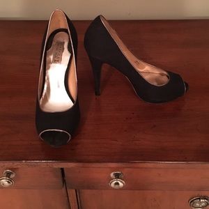 Badgley Mischka platform pumps