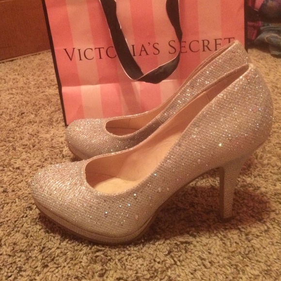 Cute silver glittery heels😍❤️ - Picture 1 of 1