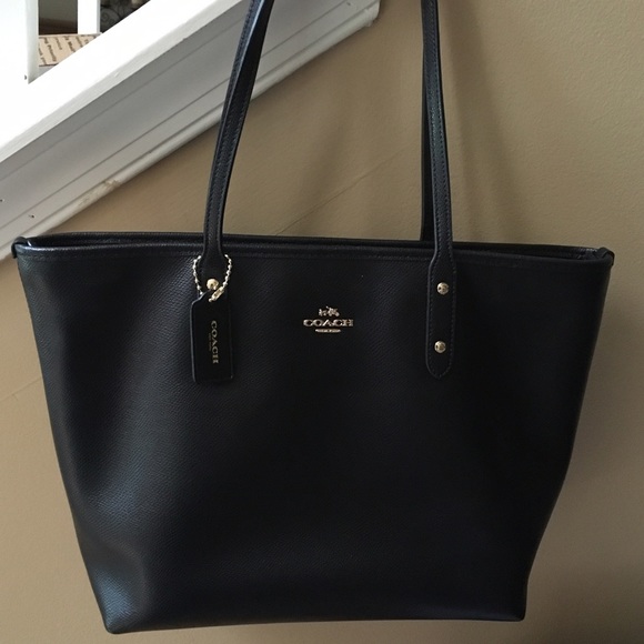 Coach Handbags - Authentic Medium Coach Tote 👀