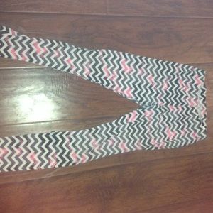 Chevron leggings with pink dots on them!!