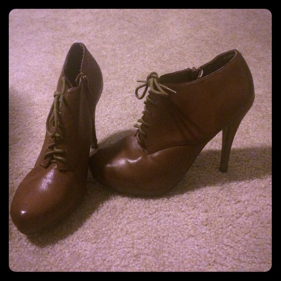 brown lace up booties 😍