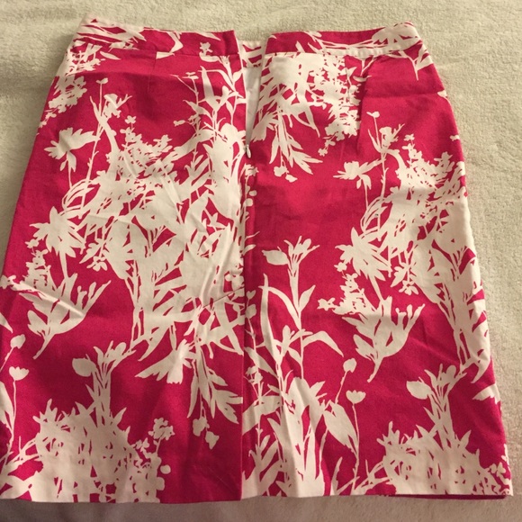 SOLD in bundle. NWOT Gorgeous Van Heusen skirt! - Picture 2 of 4
