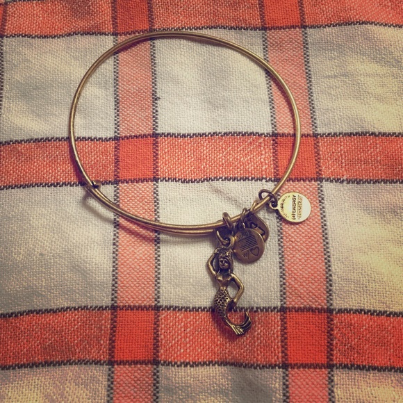 Gold Alex & Ani mermaid bangle bracelet! ❤️🌟